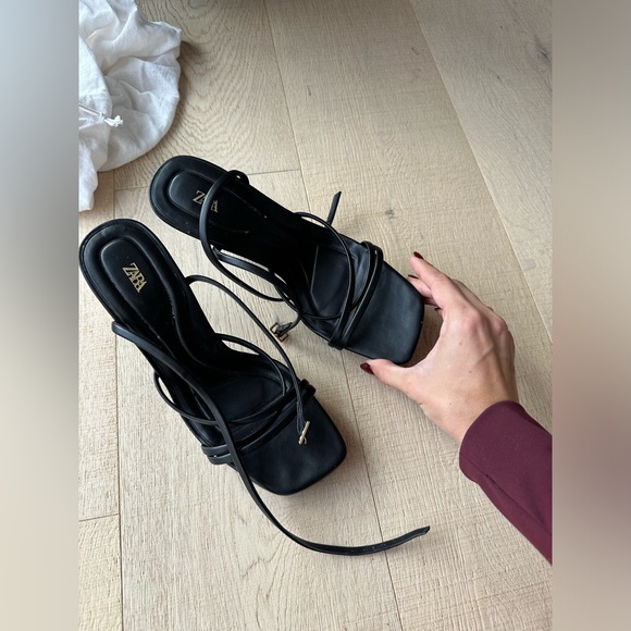 Black strappy heels - Picture 7 of 7